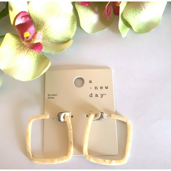 Womens Ivory Acrylic Hoop Earrings Nickle Free - Picture 4 of 4